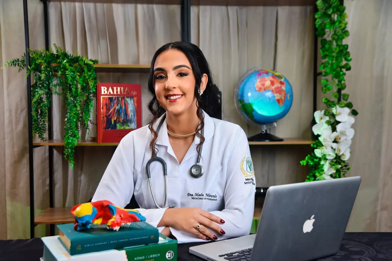 Dra. Madu Miranda em seu consultório