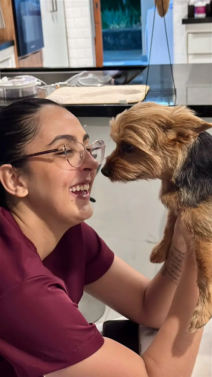 Dra. Madu acolhendo um paciente canino